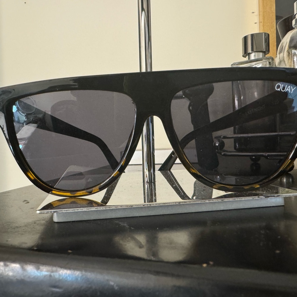 Quay woman’s sunglasses lightly used no scratches